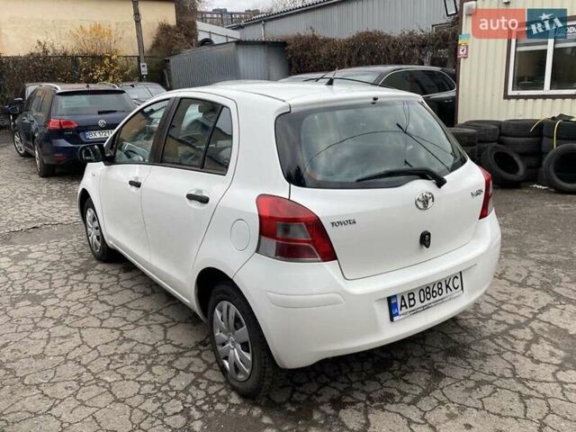 Белый Тойота Ярис, объемом двигателя 1 л и пробегом 214 тыс. км за 4800 $, фото 1 на Automoto.ua