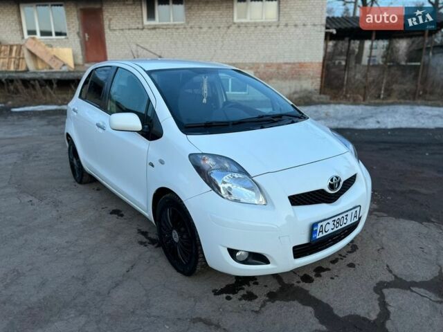 Белый Тойота Ярис, объемом двигателя 1.36 л и пробегом 145 тыс. км за 5999 $, фото 1 на Automoto.ua