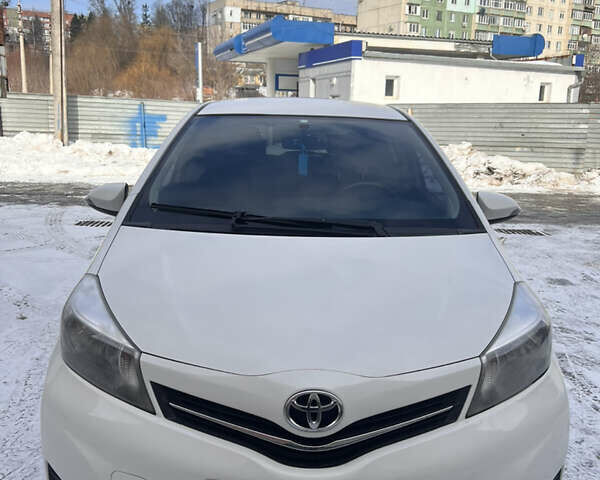 Белый Тойота Ярис, объемом двигателя 1.33 л и пробегом 145 тыс. км за 8900 $, фото 1 на Automoto.ua