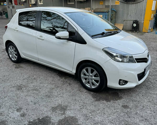 Тойота Ярис 2012 в Киеве на Automoto.ua Белый Тойота Ярис, объемом двигателя 1.3 л и пробегом 96 тыс. км за 11000 $, фото 1 на Automoto.ua