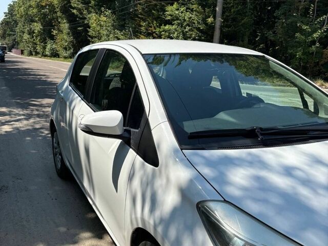 Білий Тойота Яріс, об'ємом двигуна 1.33 л та пробігом 239 тис. км за 7600 $, фото 1 на Automoto.ua