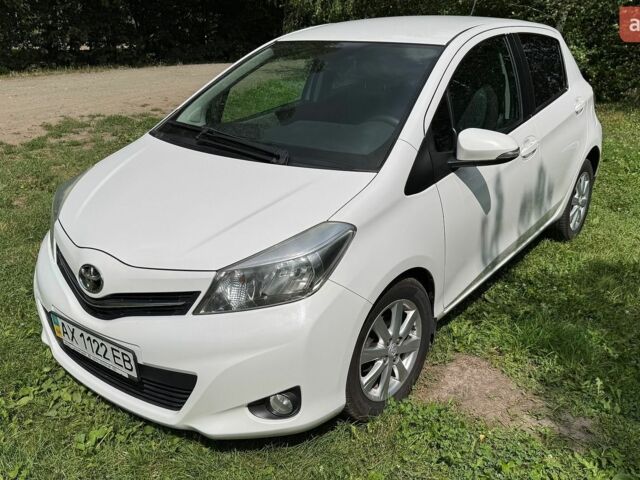 Белый Тойота Ярис, объемом двигателя 1.3 л и пробегом 137 тыс. км за 9800 $, фото 1 на Automoto.ua