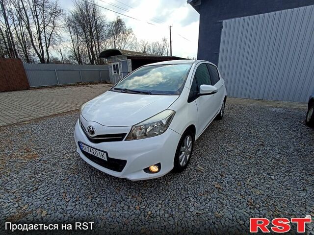 Белый Тойота Ярис, объемом двигателя 1.3 л и пробегом 150 тыс. км за 6300 $, фото 1 на Automoto.ua