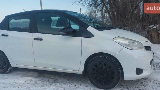 Белый Тойота Ярис, объемом двигателя 1.33 л и пробегом 130 тыс. км за 6700 $, фото 1 на Automoto.ua