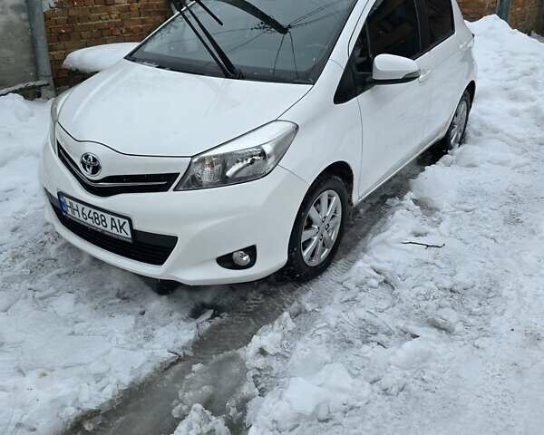 Белый Тойота Ярис, объемом двигателя 1.3 л и пробегом 157 тыс. км за 12900 $, фото 1 на Automoto.ua