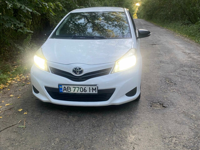Білий Тойота Яріс, об'ємом двигуна 1.33 л та пробігом 172 тис. км за 7300 $, фото 1 на Automoto.ua