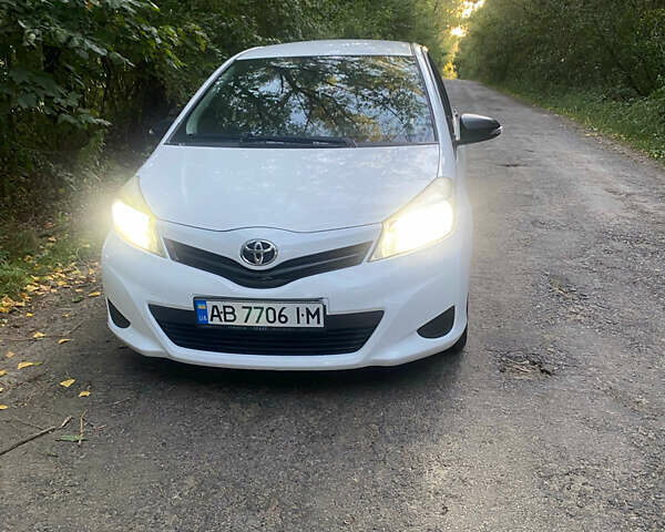 Белый Тойота Ярис, объемом двигателя 1.33 л и пробегом 172 тыс. км за 8500 $, фото 1 на Automoto.ua