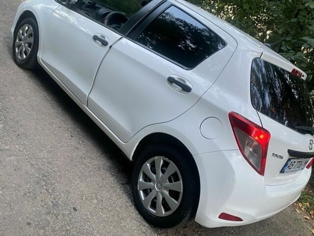 Белый Тойота Ярис, объемом двигателя 1.3 л и пробегом 176 тыс. км за 7500 $, фото 1 на Automoto.ua