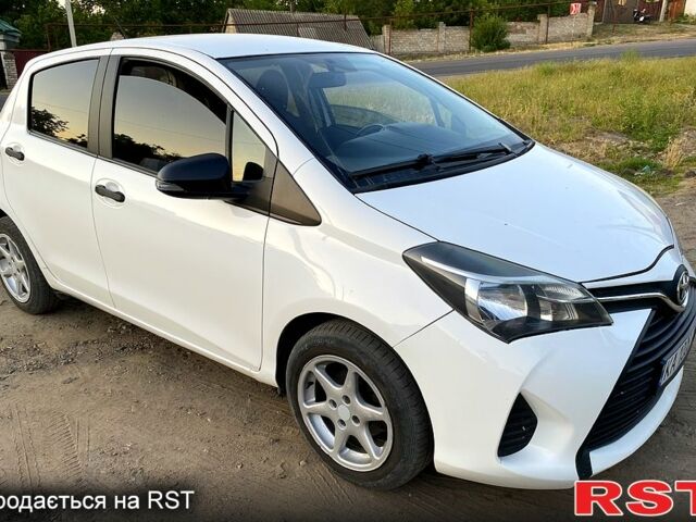 Белый Тойота Ярис, объемом двигателя 1.3 л и пробегом 240 тыс. км за 9000 $, фото 1 на Automoto.ua