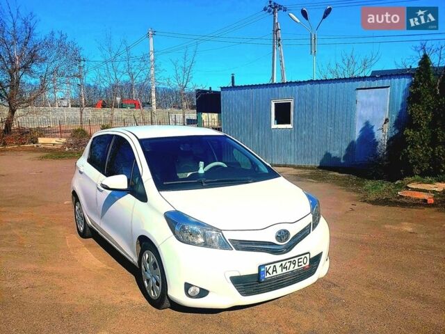 Белый Тойота Ярис, объемом двигателя 1.3 л и пробегом 150 тыс. км за 12500 $, фото 1 на Automoto.ua