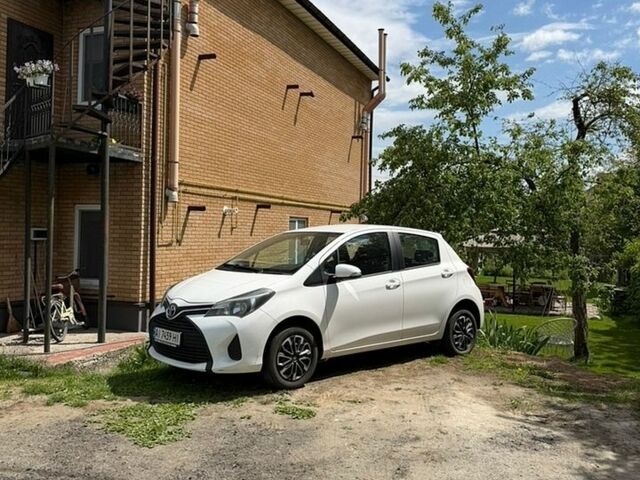 Белый Тойота Ярис, объемом двигателя 1 л и пробегом 227 тыс. км за 6600 $, фото 1 на Automoto.ua