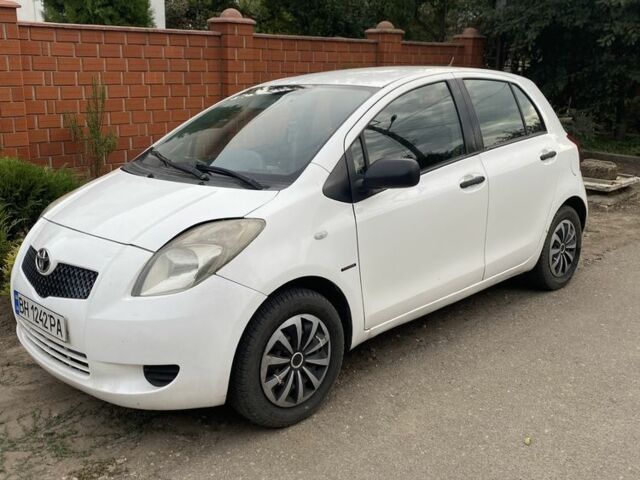 Белый Тойота Ярис, объемом двигателя 1 л и пробегом 205 тыс. км за 2900 $, фото 1 на Automoto.ua