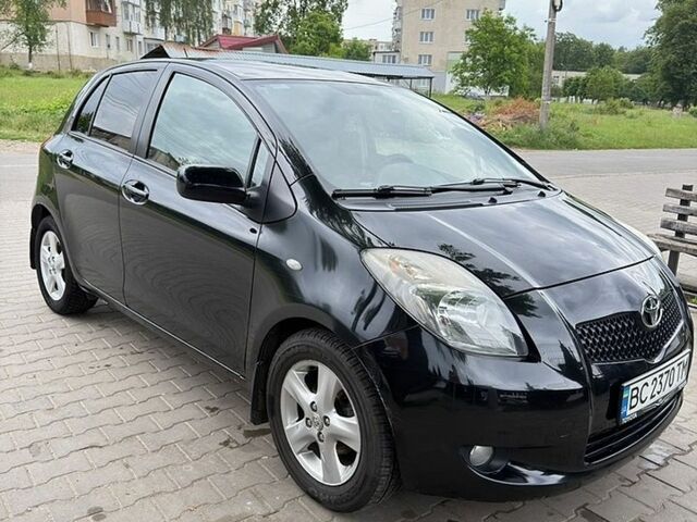 Черный Тойота Ярис, объемом двигателя 1.3 л и пробегом 193 тыс. км за 5500 $, фото 1 на Automoto.ua
