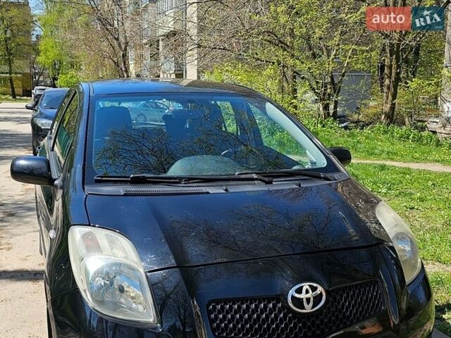 Черный Тойота Ярис, объемом двигателя 1.3 л и пробегом 184 тыс. км за 5300 $, фото 1 на Automoto.ua