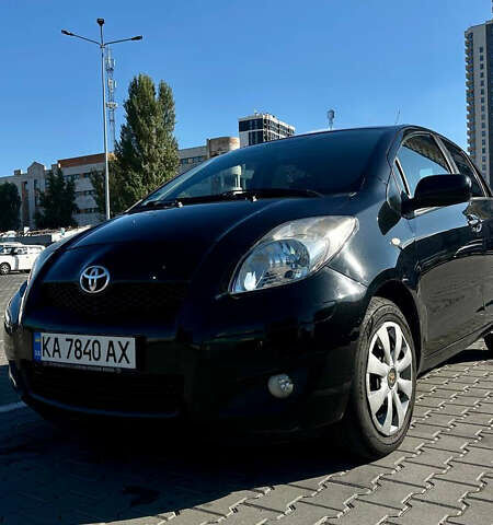 Черный Тойота Ярис, объемом двигателя 1.33 л и пробегом 220 тыс. км за 6800 $, фото 1 на Automoto.ua