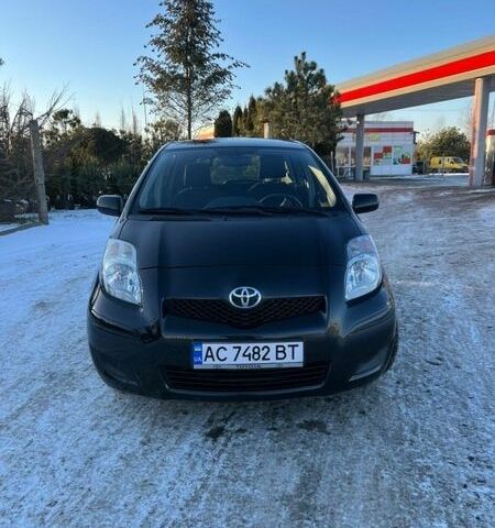 Чорний Тойота Яріс, об'ємом двигуна 1.33 л та пробігом 85 тис. км за 6800 $, фото 1 на Automoto.ua