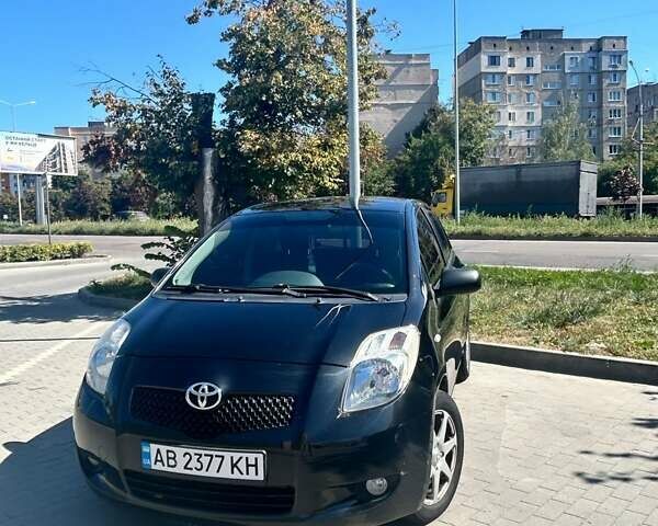 Черный Тойота Ярис, объемом двигателя 1.3 л и пробегом 168 тыс. км за 6500 $, фото 1 на Automoto.ua