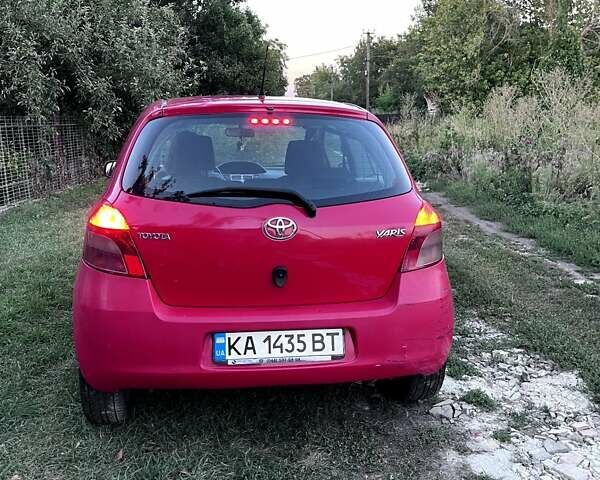 Красный Тойота Ярис, объемом двигателя 1.3 л и пробегом 186 тыс. км за 5300 $, фото 1 на Automoto.ua