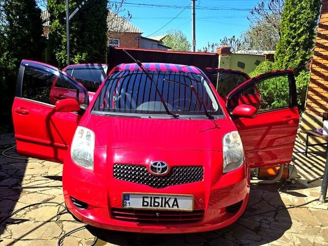 Красный Тойота Ярис, объемом двигателя 1.3 л и пробегом 221 тыс. км за 5500 $, фото 1 на Automoto.ua