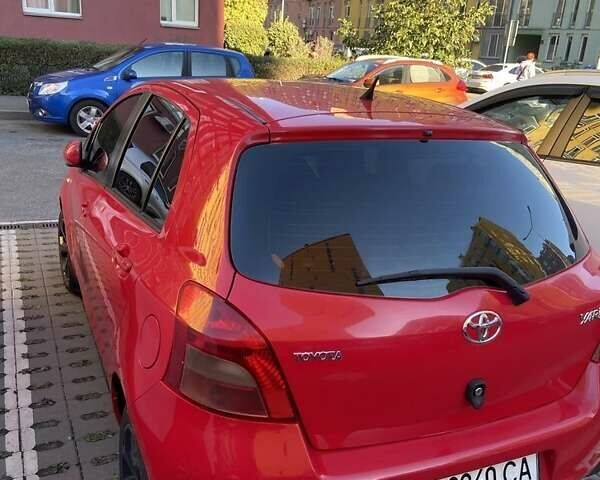 Красный Тойота Ярис, объемом двигателя 1.3 л и пробегом 117 тыс. км за 6500 $, фото 1 на Automoto.ua