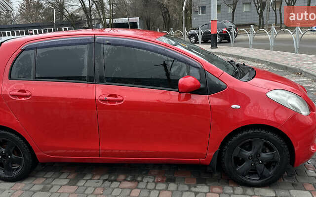 Красный Тойота Ярис, объемом двигателя 1.3 л и пробегом 151 тыс. км за 7100 $, фото 1 на Automoto.ua