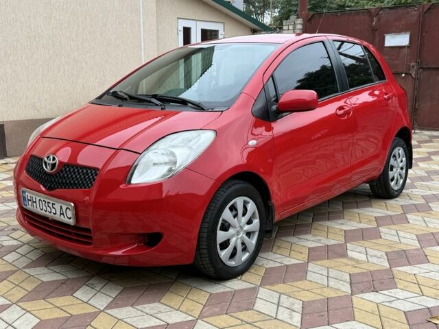 Красный Тойота Ярис, объемом двигателя 1.3 л и пробегом 142 тыс. км за 6000 $, фото 1 на Automoto.ua