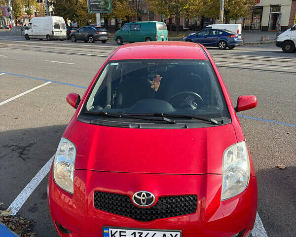 Красный Тойота Ярис, объемом двигателя 1.3 л и пробегом 95 тыс. км за 6500 $, фото 1 на Automoto.ua