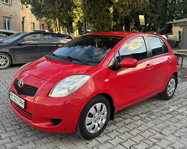 Красный Тойота Ярис, объемом двигателя 1.3 л и пробегом 121 тыс. км за 5800 $, фото 1 на Automoto.ua