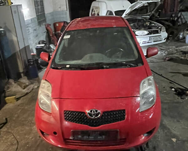 Красный Тойота Ярис, объемом двигателя 1.3 л и пробегом 200 тыс. км за 2400 $, фото 1 на Automoto.ua