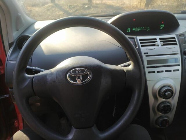 Красный Тойота Ярис, объемом двигателя 1 л и пробегом 190 тыс. км за 5200 $, фото 1 на Automoto.ua