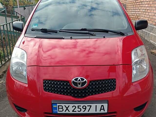 Красный Тойота Ярис, объемом двигателя 1 л и пробегом 214 тыс. км за 4700 $, фото 1 на Automoto.ua