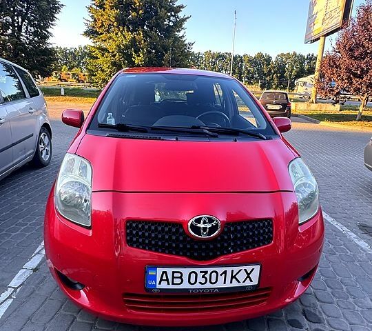 Красный Тойота Ярис, объемом двигателя 1.3 л и пробегом 153 тыс. км за 5800 $, фото 1 на Automoto.ua