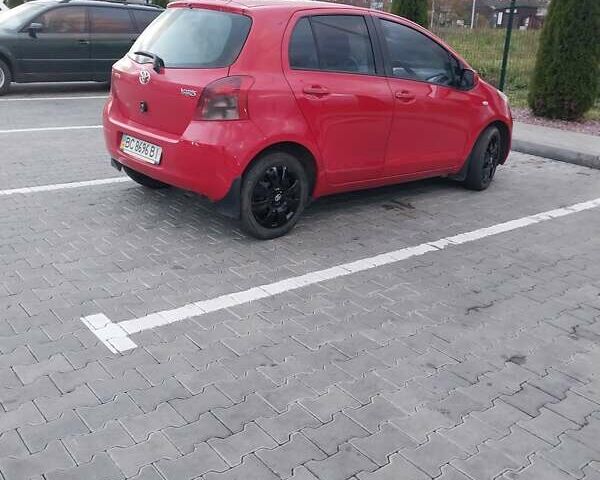 Красный Тойота Ярис, объемом двигателя 1.3 л и пробегом 175 тыс. км за 5500 $, фото 1 на Automoto.ua