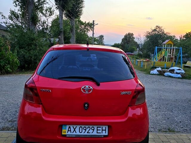 Красный Тойота Ярис, объемом двигателя 1.3 л и пробегом 161 тыс. км за 4750 $, фото 1 на Automoto.ua
