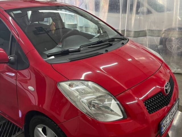 Красный Тойота Ярис, объемом двигателя 1.3 л и пробегом 95 тыс. км за 6500 $, фото 1 на Automoto.ua