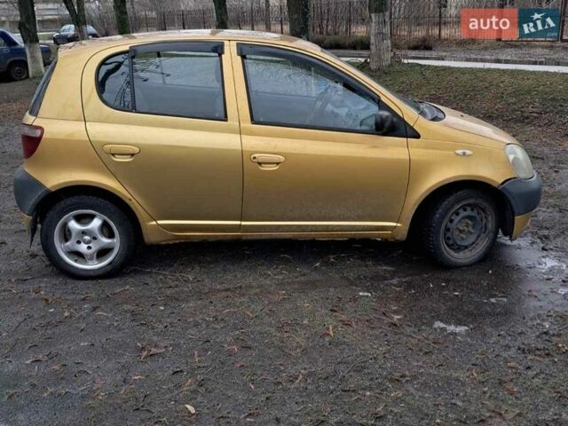 Желтый Тойота Ярис, объемом двигателя 1 л и пробегом 230 тыс. км за 3000 $, фото 1 на Automoto.ua