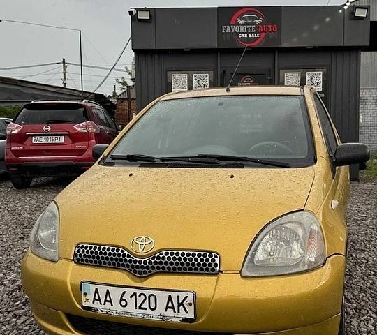 Желтый Тойота Ярис, объемом двигателя 1.3 л и пробегом 230 тыс. км за 3700 $, фото 1 на Automoto.ua