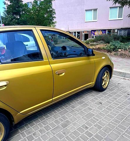 Желтый Тойота Ярис, объемом двигателя 1.3 л и пробегом 250 тыс. км за 3500 $, фото 1 на Automoto.ua