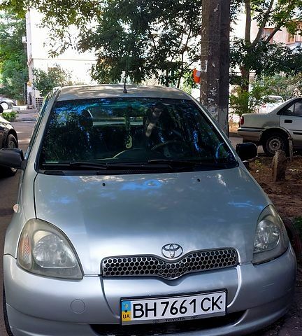 Серый Тойота Ярис, объемом двигателя 1 л и пробегом 166 тыс. км за 2700 $, фото 1 на Automoto.ua