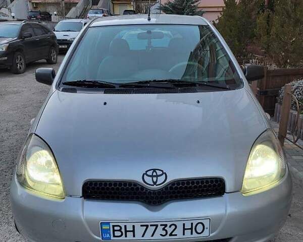 Серый Тойота Ярис, объемом двигателя 1 л и пробегом 228 тыс. км за 3300 $, фото 1 на Automoto.ua