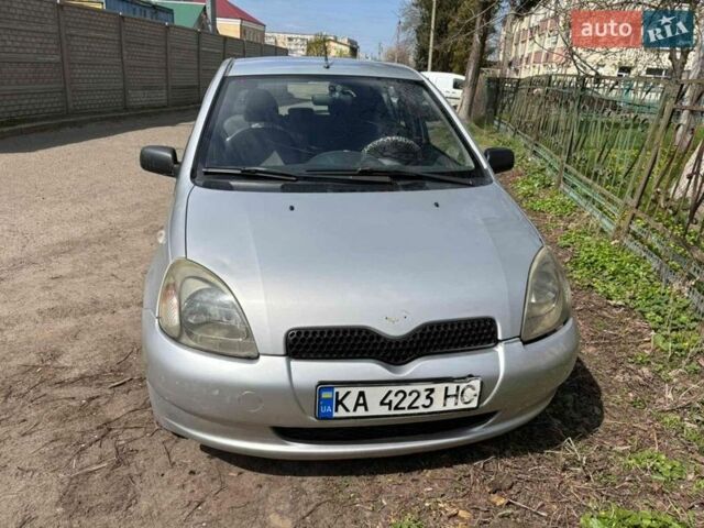 Серый Тойота Ярис, объемом двигателя 1 л и пробегом 235 тыс. км за 2500 $, фото 1 на Automoto.ua
