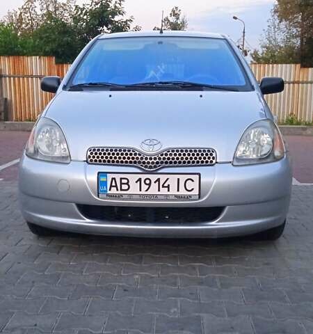 Серый Тойота Ярис, объемом двигателя 1 л и пробегом 210 тыс. км за 3500 $, фото 1 на Automoto.ua