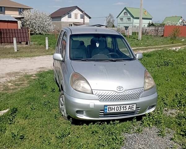 Серый Тойота Ярис, объемом двигателя 1.3 л и пробегом 400 тыс. км за 2300 $, фото 1 на Automoto.ua