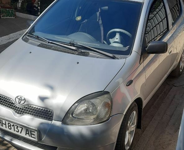 Сірий Тойота Яріс, об'ємом двигуна 0 л та пробігом 190 тис. км за 4577 $, фото 1 на Automoto.ua