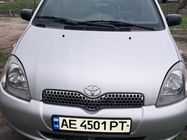 Серый Тойота Ярис, объемом двигателя 1.3 л и пробегом 300 тыс. км за 4000 $, фото 1 на Automoto.ua