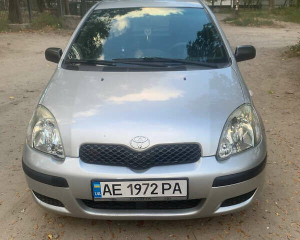 Серый Тойота Ярис, объемом двигателя 1 л и пробегом 130 тыс. км за 4500 $, фото 1 на Automoto.ua