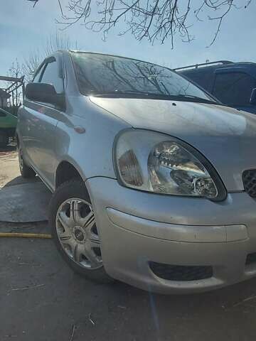 Серый Тойота Ярис, объемом двигателя 1 л и пробегом 240 тыс. км за 3800 $, фото 1 на Automoto.ua