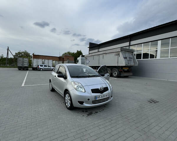 Серый Тойота Ярис, объемом двигателя 1.3 л и пробегом 138 тыс. км за 5300 $, фото 1 на Automoto.ua