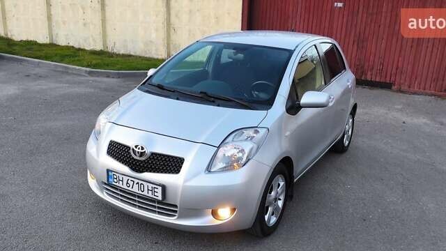 Серый Тойота Ярис, объемом двигателя 1.3 л и пробегом 188 тыс. км за 5300 $, фото 1 на Automoto.ua