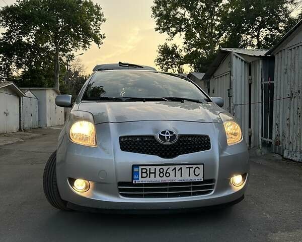 Серый Тойота Ярис, объемом двигателя 1.3 л и пробегом 165 тыс. км за 6400 $, фото 1 на Automoto.ua